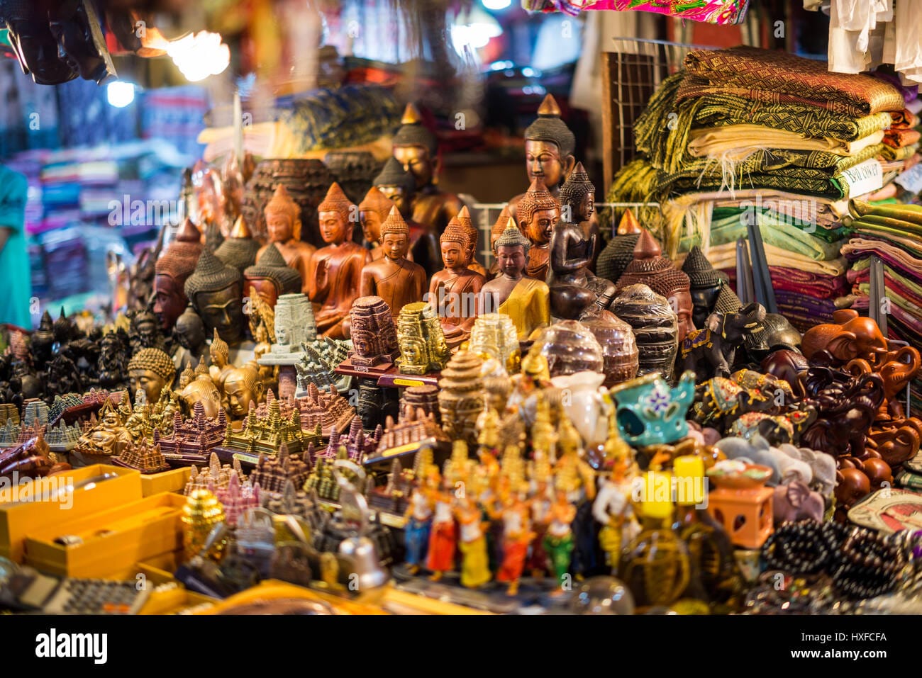 souvenirs-in-the-night-market-siem-reap-cambodia-asia-HXFCFA